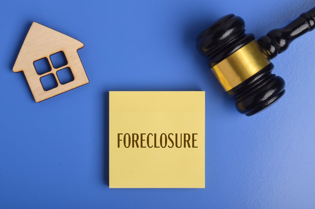 Foreclosure concept with judge gavel and house icon representing property repossession, mortgage default, and real estate financial crisis